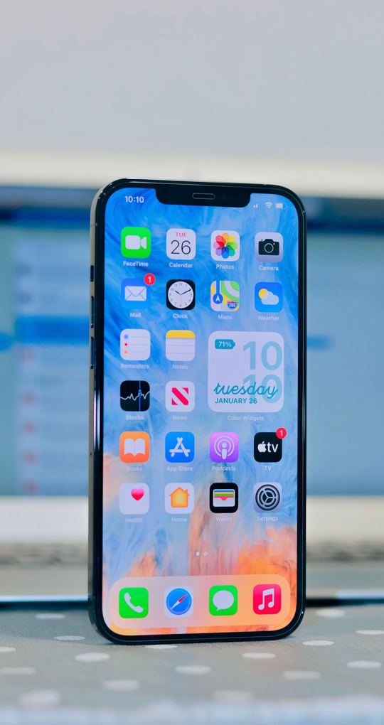 Telefono appoggiato con lo schermo acceso.